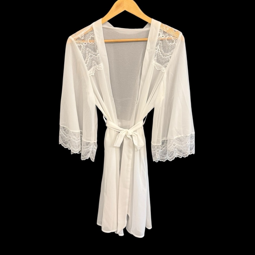 Elegant White Scalloped Lace Trim Robe